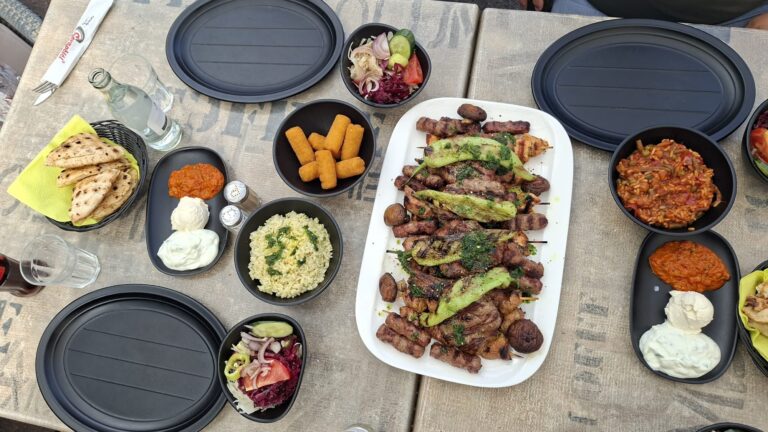 Besuch der Gazi-Husrev-Beg-Gemeinde in Köln-Ehrenfeld – Eindruck vom gemeinsamen Essen