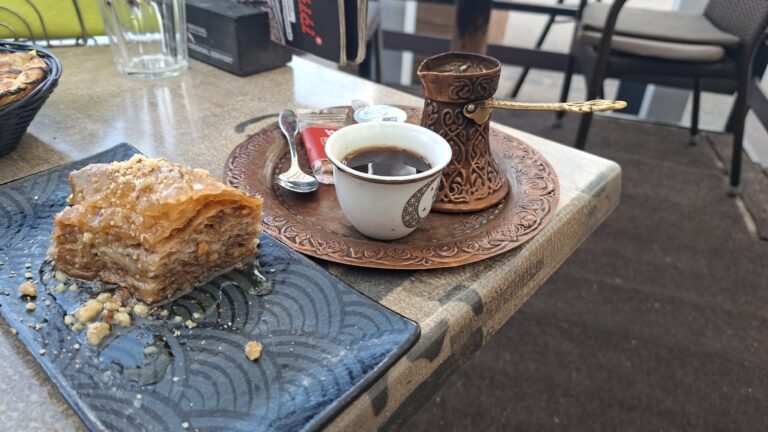 Besuch der Gazi-Husrev-Beg-Gemeinde in Köln-Ehrenfeld – Eindruck vom gemeinsamen Essen